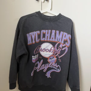 Oversize tröja  - Mysig oversize tröja, funkar för stl S och även M. Väldigt bra skick!  . Ursprungliga priset 350:-, sänker den till 200:- Kom igen, dags att köpa second hand för att hjälpa miljön! 🤝❤️