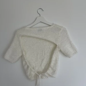Tröja NA-KD med öppen rygg  - Vi är fluffig tröja från NA-KD av Hanna Schönbergs kollektion. Storlek XS men väldigt stretchigt material så passar även S. Knappt använd💗💗