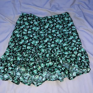 Kjol - Bra skick! Köptes i somras, använt 1 gång, säljer pga inte kommit till användning❣️