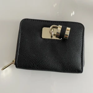 DonDonna plånbok - Skick- Använd x antal gånger men i bra skick. Storlek- Relativt stor (som en hand ksk)