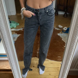 Grå raka jeans - Perfekt grå färg, slits nertill