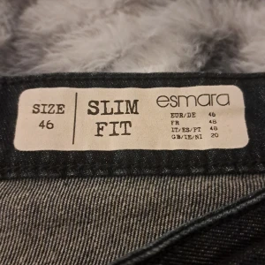 Blå svarta jeans  - Dom är högmidjade,men dom va stora på mig och inte min smak på byxor