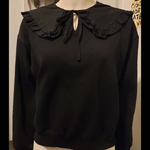 Svart collegetröja med söt krage  - En svart collegetröja med en gullig krage i storlek S. Eventuell frakt betalas av köparen 🖤