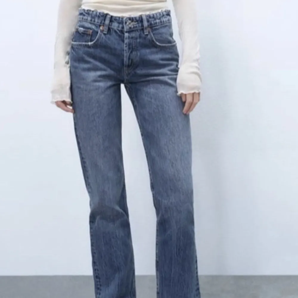 Fina midwaist/lowwaist jeans i blå jeans färg. Inga defekter och sparsamt använda. Säljer för att anvönder ej🤍. Jeans & Byxor.