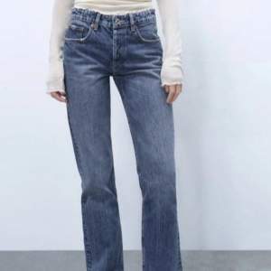 Fina midwaist/lowwaist jeans i blå jeans färg. Inga defekter och sparsamt använda. Säljer för att anvönder ej🤍