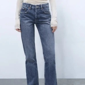midwaist jeans zara - Fina midwaist/lowwaist jeans i blå jeans färg. Inga defekter och sparsamt använda. Säljer för att anvönder ej🤍