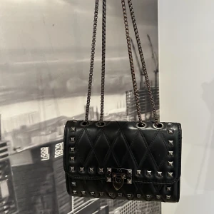 Väska  - Så snygg väska som påminner om Valentino! Kedjan har ändrat färg lite men det är inget större märkvärdigt. 