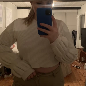 Stickad tröja - Vit stickad tröja (cropped) från NA-KD’s kollektion med Misslisibell. Köpt för ca 2 år sedan, inte använd så mycket.