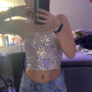 Glitter topp! - Säljer denna helt nya glitter topp! Den är ifrån hm och är då aldrig  Andvönder endast testad!!!