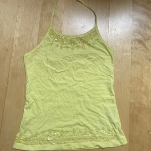 Halternecktop  - Säljer denna gula halternecktop med paljetter! 70kr exklusive frakt💓