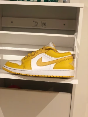 Jordan 1 - Säljer mina Jordan 1 låga. Skorna är fina och sköna. Dojorna har varit med både pride i Berlin och paintball i polen. Säljer dem för att dem e för små för Benim. Pjuksen passat perfa till hösten.  Möts gärna upp. 