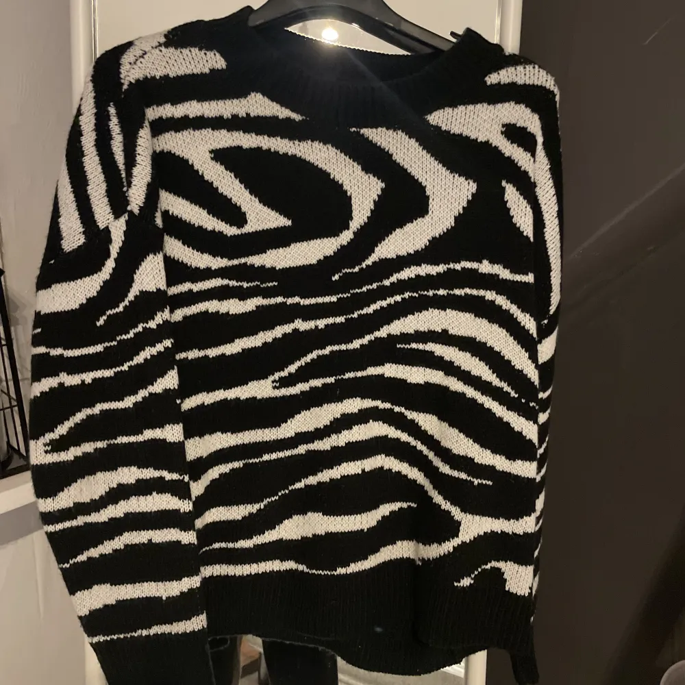 Fin zebra tröja, använd 1-2 gånger så den är i väldigt bra skick. Tröjor & Koftor.