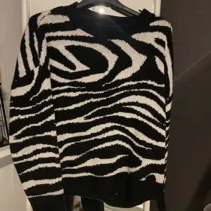Fin zebra tröja, använd 1-2 gånger så den är i väldigt bra skick