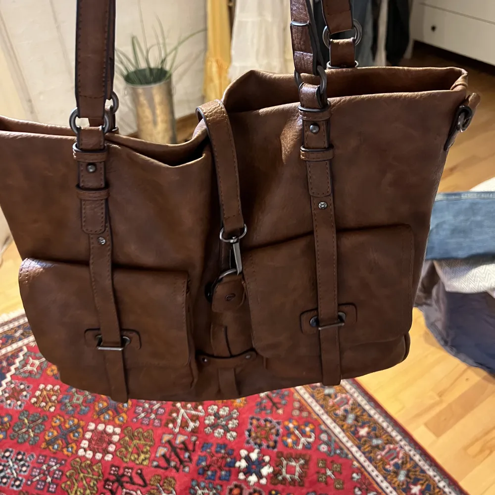 Vintage brun handväska! Jättefint skick!  Passar perfekt till skola eller jobb:) kan även göras om till en axelremsväska! köparen står för frakten💕. Väskor.