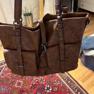 Vintage brun handväska! Jättefint skick!  Passar perfekt till skola eller jobb:) kan även göras om till en axelremsväska! köparen står för frakten💕