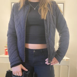 tunn dunjacka - En marinblå tunn dunjacka som liknar den från Uniqlo, Storlek M men passar mer en S. Jättebra skick och perfekt nu till vår/sommaren🙌🏼