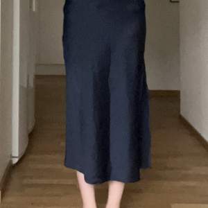 Jättesöt kjol med slits som är perfekt inför sommaren! Köptes förra året och den går inte att köpa längre (:
