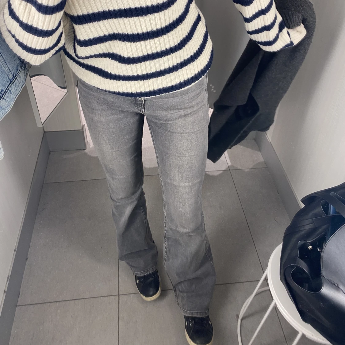 gråa bootcut jeans