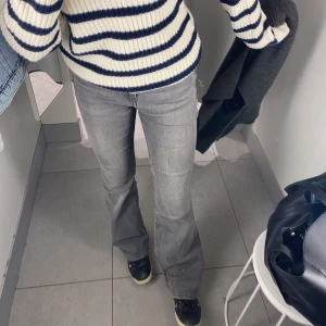 gråa bootcut jeans - Gråa bootcut jeans från Mango, storlek 36/s, slitna längst ned därav priset