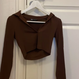 Bruk topp - En brun croppad topp med krage från Zara.
