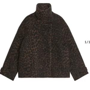 Arket jacka  - Leopard jacka från Arket. Använt fåtal gånger, därav väldigt bra skick! 