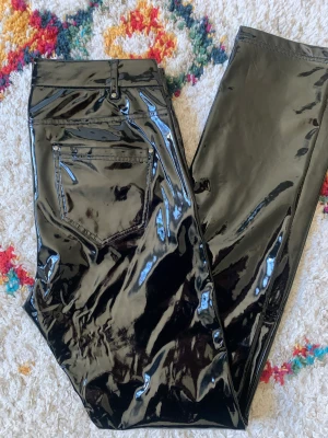 Ahlvar Gallery lackbyxa stl M - Svart lackbyxa stretch, tajt jeansmodell, medelhög midja, innerbenslängd 80 cm, stl M. Helt oanvänd! Nyskick. 