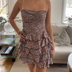 Sommar klänning  - Säljer denna blommiga sommar klänning💘💘💘