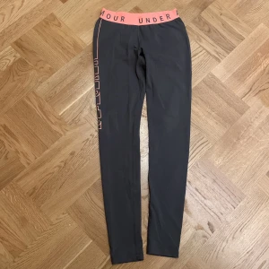 Under Armour träningstights xs - Grå träningstights stl xs, använda några få gånger.