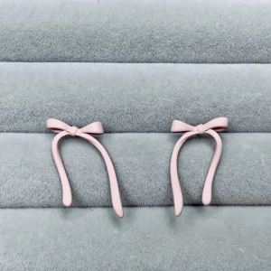 Rosettörhängen - (Frakt 15kr) Ett par jätte söta rosettörhängen som är helt oanvända! Själva nålarna är gjorda av äkta silver. Köper du fler av örhängena jag lagt ut kan du få rabatt 😁💗