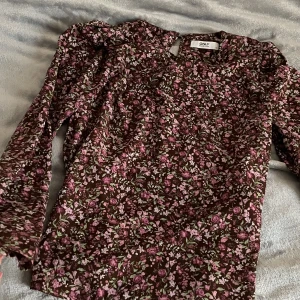 Jättesöt topp Only xs-s ny - Ny söt topp långärmad med hög puff modell i axlar. Lätt fin och bekväm.  