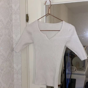 Tröja - Fin tröja från Lindex 😍 Inte mycket använd, så fint skick ✨ 