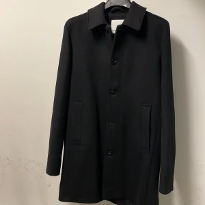 Samsöe Samsöe rock - Kort rock i ull. ledig passform, 1 stor innerficka. Använd men i mkt gott skick!