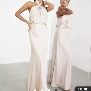 Ljusrosa gullig balklänning - Säljer min balklänning från 9an då jag inte har någon användning för den längre. Superfin till andra tillställningar också! Klänningen är i storlek 32 men passar lika bra till en 34. Priset kan diskuteras vid snabbt köp 💙