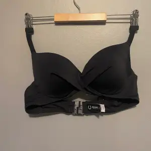 Säljer denna svarta bikini överdelen i storlek 38, vet inte vart den är köpt men säljer den för 50kr
