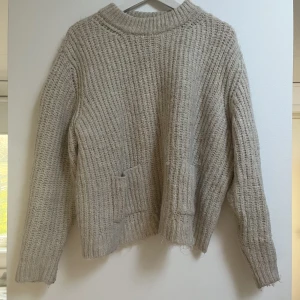 Stickad tröja  - Stickad från zara med två fickor på framsidan 💙