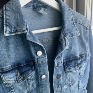 Jeans jacka  - Mycket bra skick använd 1-2 gånger. Pris går att diskutera! 