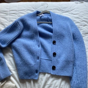 Kofta Other stories  - Använt högst två gånger . Säljer för passar inte i färgen superfin färg nu på våren 💕 . Nypris 800, säljer för 400 . 