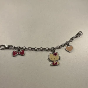 Hello kitty armband. - Hello kitty armband med rosett och hjärta. Jätte gulligt, 14 cm.