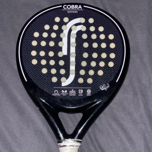 Rs cobra padel - Säljer mig beginnet padel rack, väldigt bra och lättanvänt när man är nybörjare Använt men inget sprucket eller liknande, bara lite repor