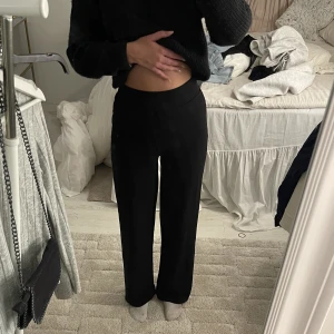 Nelly byxor - Raka svarta byxor från nelly, storlek xs men passar mig som har Small. Är runt 1,73cm och dom passar bra.