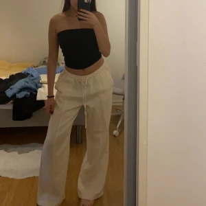 Zara linnebyxor - Säljer dessa fina linnebyxor från Zara. Säljer då jag har ett par andra💗