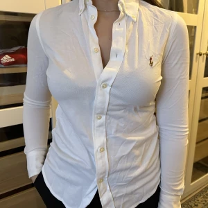 Ralph lauren skjorta  - Vit Ralph lauren skjorta i storlek S.  Jättefint skick, använt fåtal gånger endast.  Stickad oxfordskjorta. 