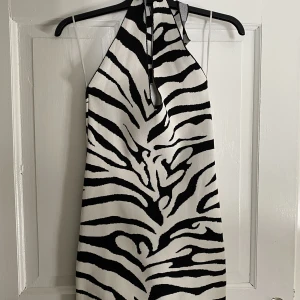 Zebra klänning  - Säljer denna jättefina klänning från ginatricot, som är slutsåld. Den är använd en gång.💗