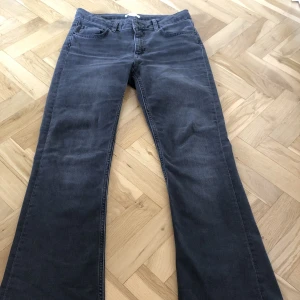 Svarta jeans - Svarta stretchjeans från Gina Tricot. Sparsamt använda, fint skick.