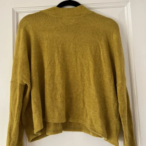 Mysig tjocktröja olivgrön  - En stickad tröja i grönt från märket divided, nästan aldrig använd. Stlk S eller 165/88 (passar även M) 🤍