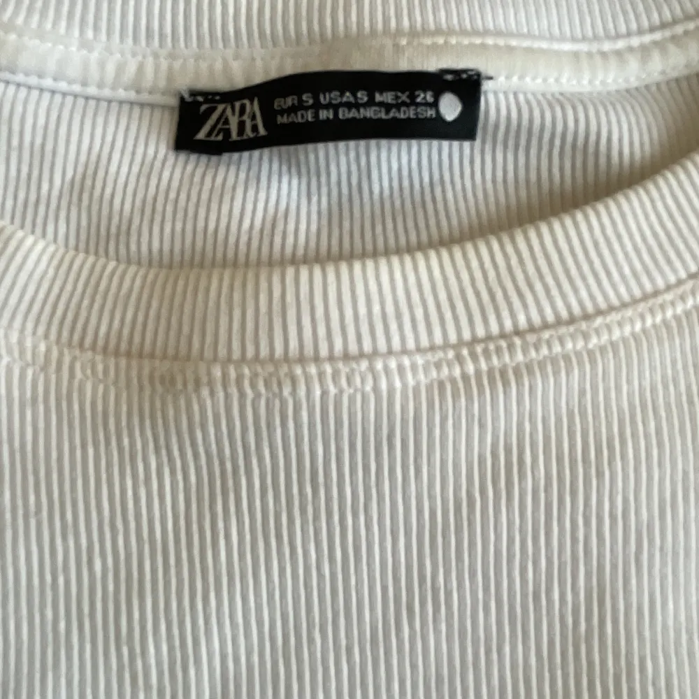 Nu säljer jag min jätte fina vita topp ifrån zara med volanger, tröjan är Max andvänd 2 gånger och köpt för 1 år sedan. Så den är som ny, storlek S men passar xs-l. (Köparen står för frakt)💗. Toppar.