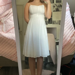 Vit klänning  - Superfin vit sommarklänning. Använd en eller två gånger🤍Pris kan diskuteras🤍