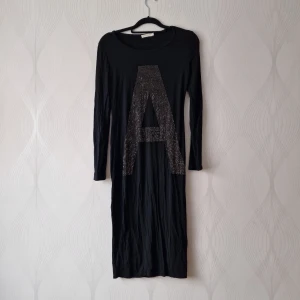 Midi klänning  - Svart midi klänning vintage!