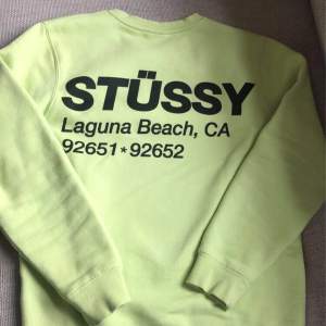Stussy sweatshirt i bra skick och material. Nypris 900 kr.