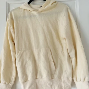 Ljusgul hoodie - Hoodie i en ljusgul färg, väldigt bekväm och i gott skick. Finns i stlk 36 💛